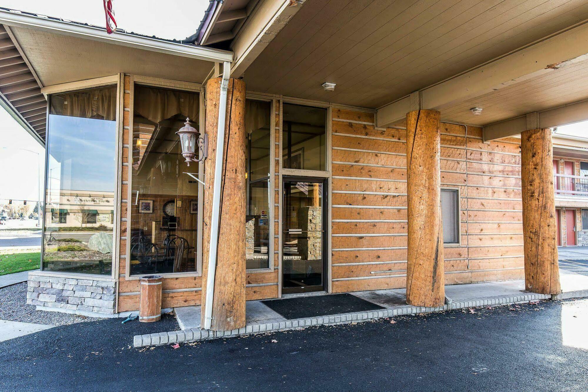 Econo Lodge Inn & Suites Kalispell - Glacier National Park Gateway Exterior foto